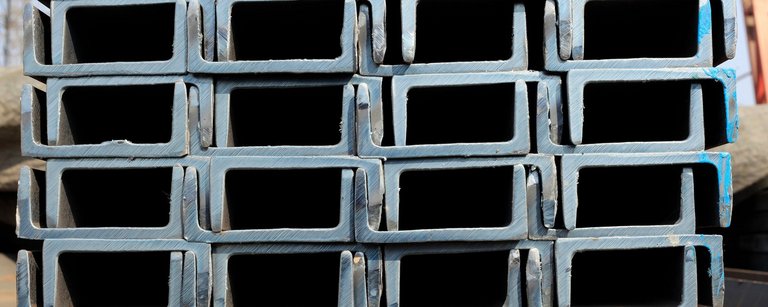 Channel steel Stahlträger, die ordentlich ineinander gestapelt liegen, in der Draufsicht (auf die kurze Seite)